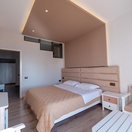New Heaven Hotel Sarande Bagian luar foto